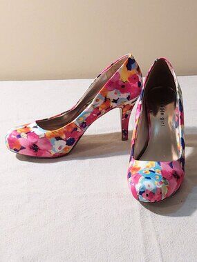 Madden Girl "Getta" Floral Satin Pink & Multi-colored Rounded Toe Heels Size: 8